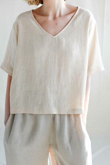 Loose fit linen V-neck blouse | Tops | Sustainable clothing | ManInTheStudio