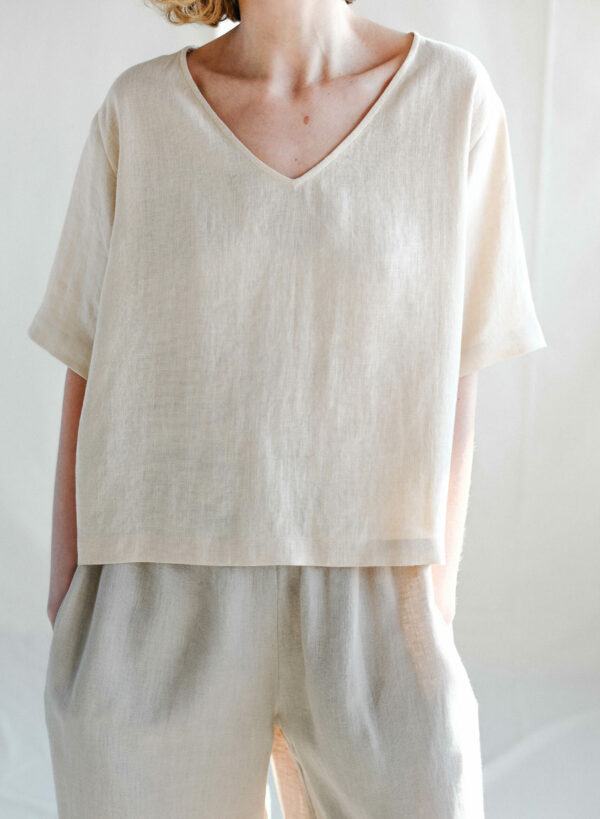 Loose fit linen V-neck blouse | Tops | Sustainable clothing | ManInTheStudio