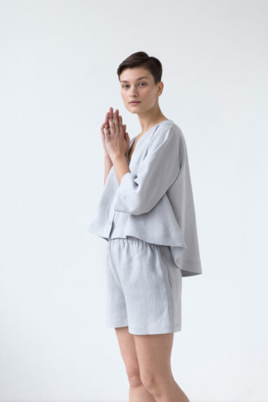 Swingy loose linen blouse with button closure | Tops | Sustainable clothing | ManInTheStudio