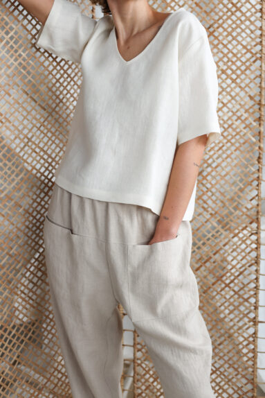 Linen oversized V-neck top​ ​​| Tops | Sustainable clothing | ManInTheStudi