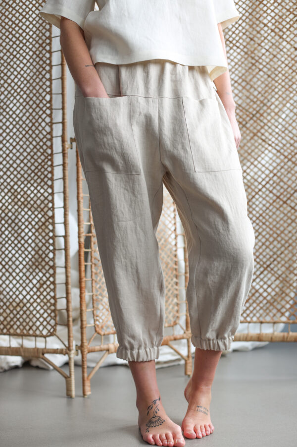 Linen tapered pull-on baggy pants in beige ​| Trousers | Sustainable clothing | ManInTheStudi